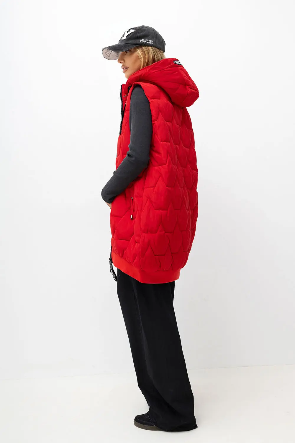 Gilet matelassé rouge à capuche – Image 3