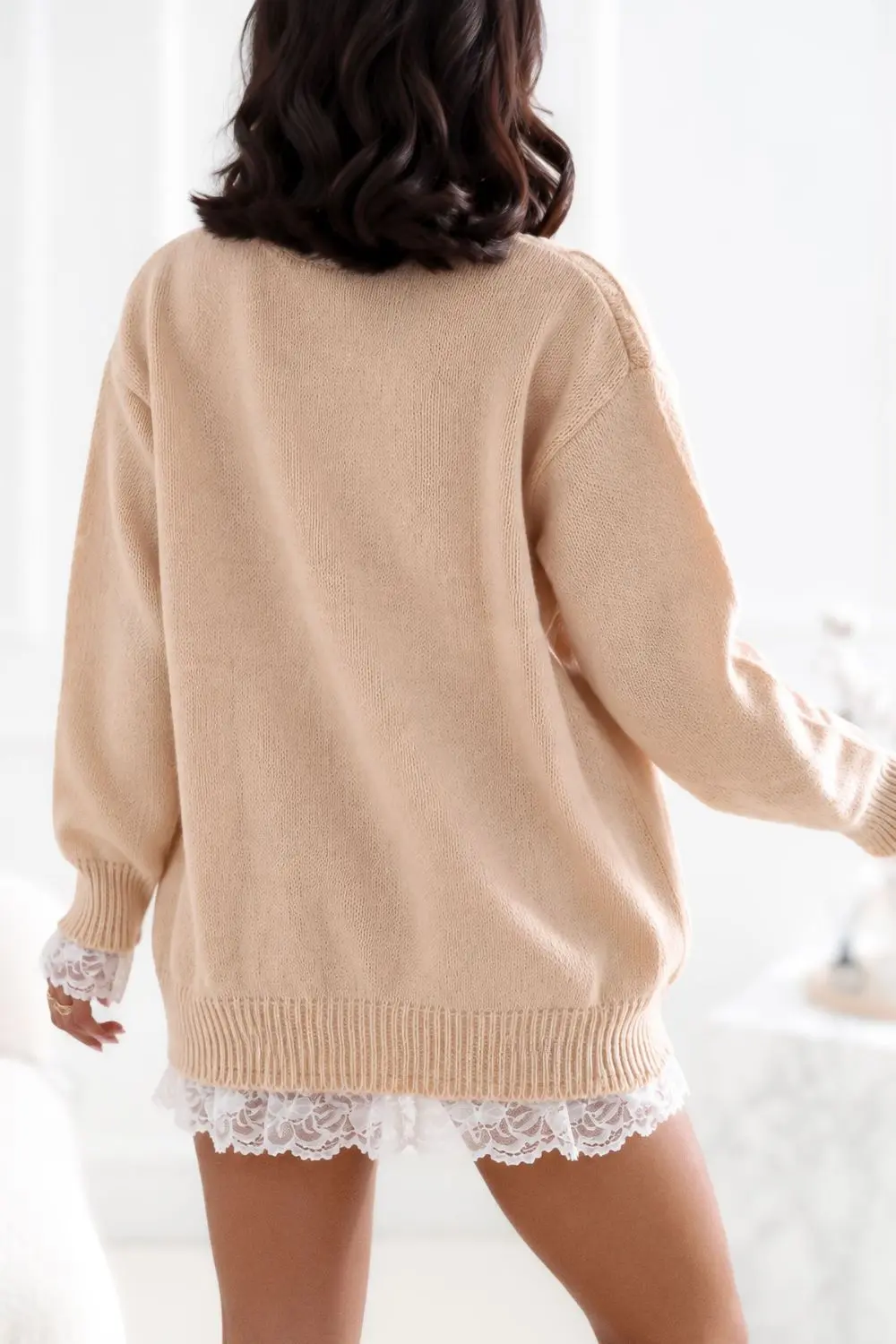 Chandail oversize beige décolleté en V – Image 3