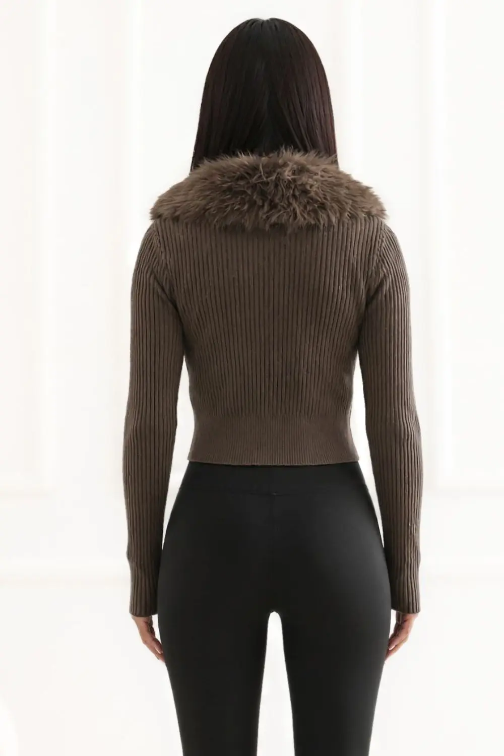 Chandail brun décolleté en V – Image 4
