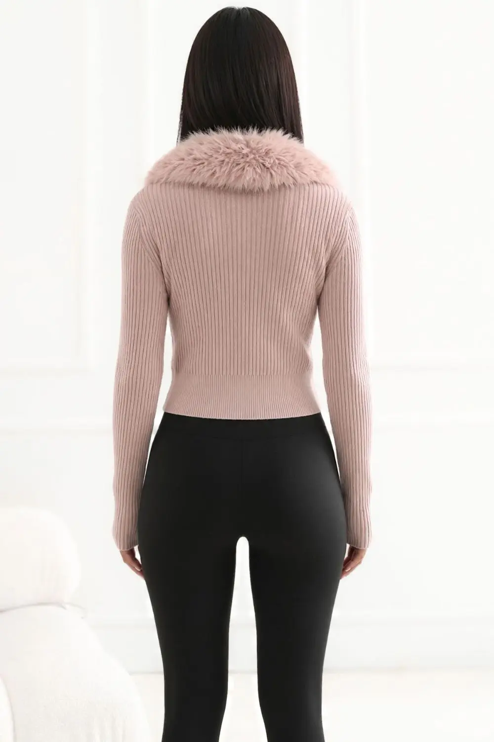 Chandail rose décolleté en V – Image 4