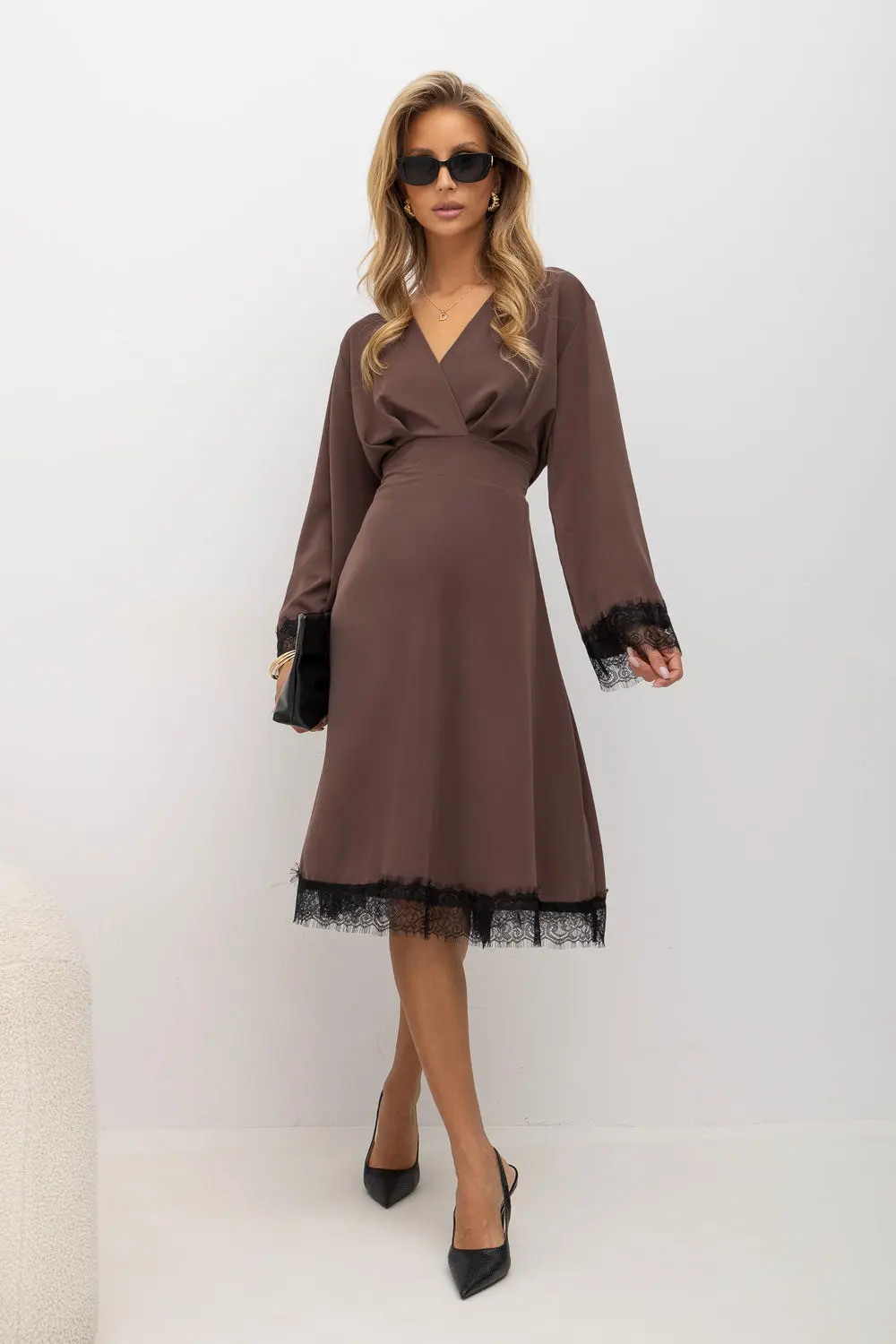 Robe de cocktail midi évasée beige – Image 2