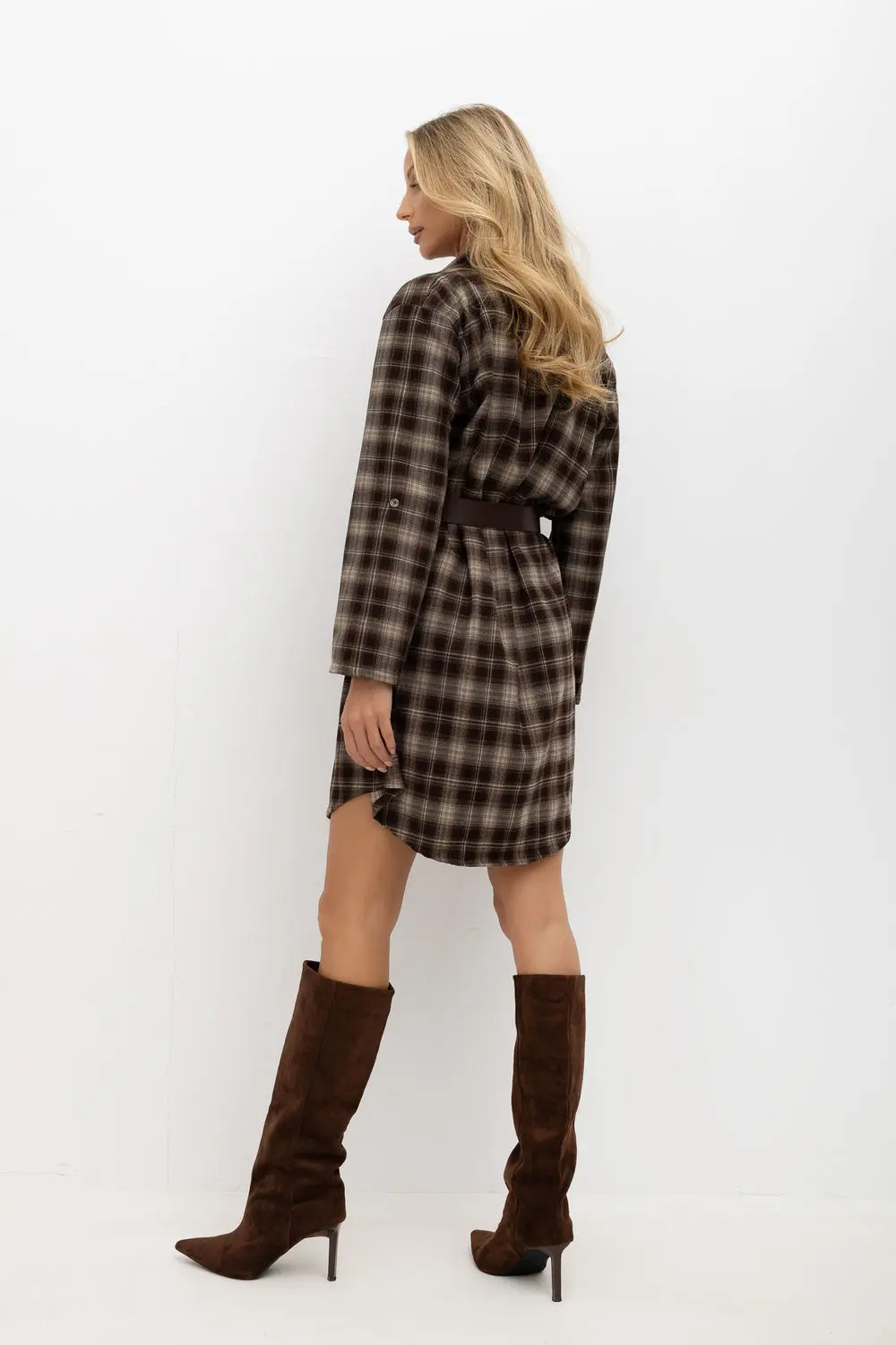 Robe chemise brune à manches longues