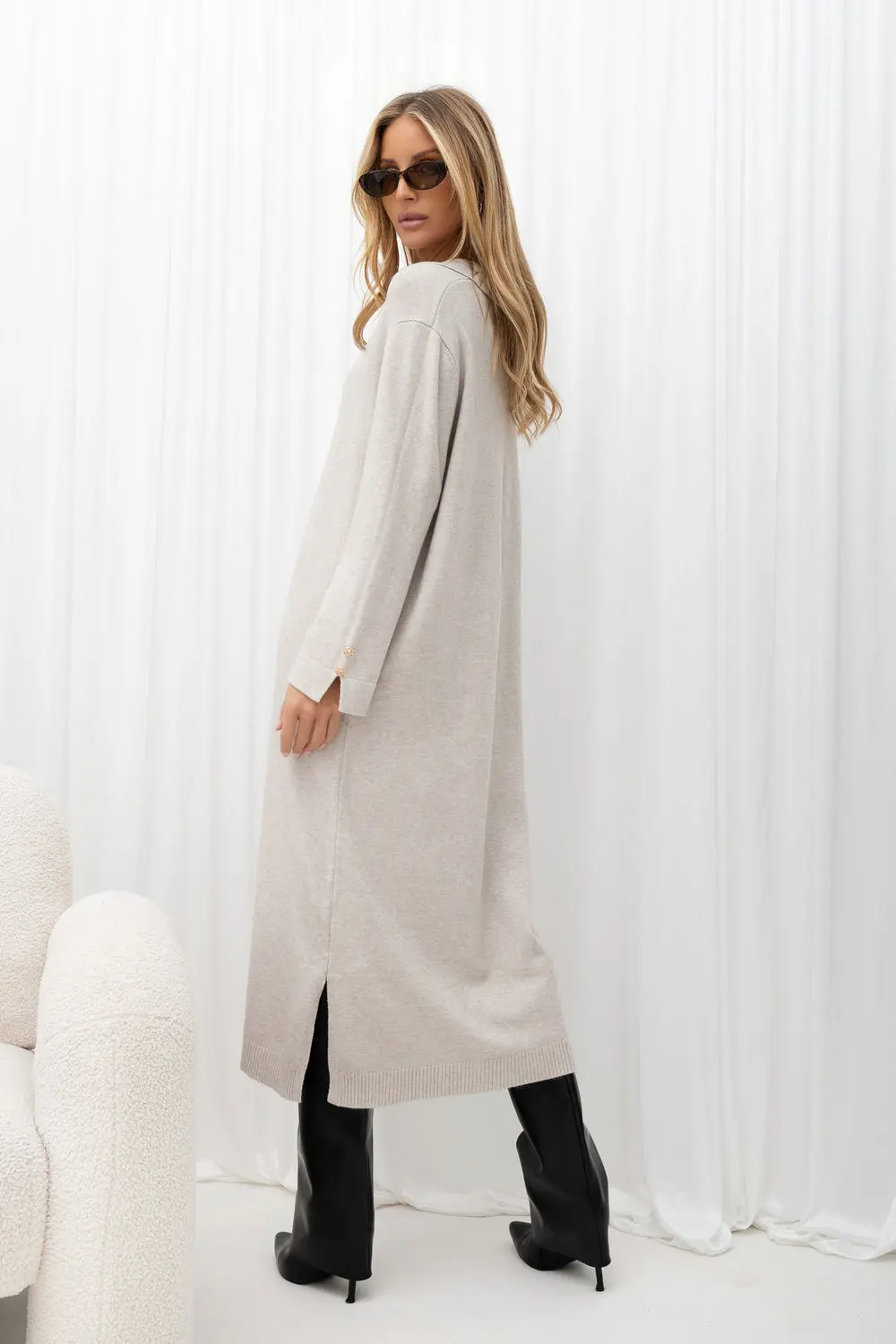 Robe midi oversize beige à manches longues – Image 2