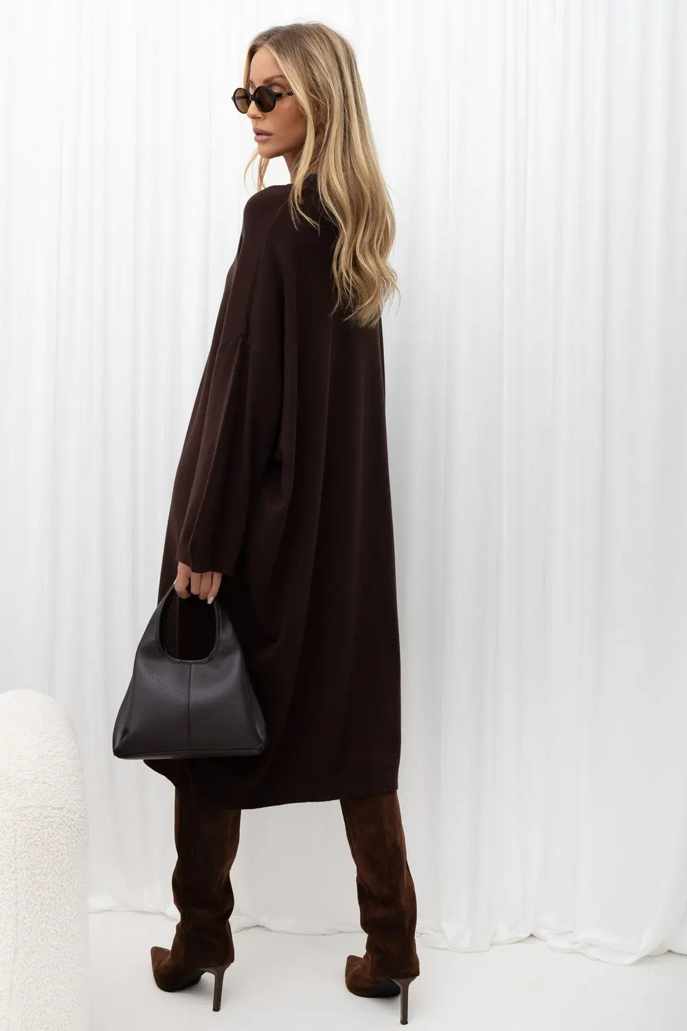 Robe pull oversize brune à manches longues – Image 2
