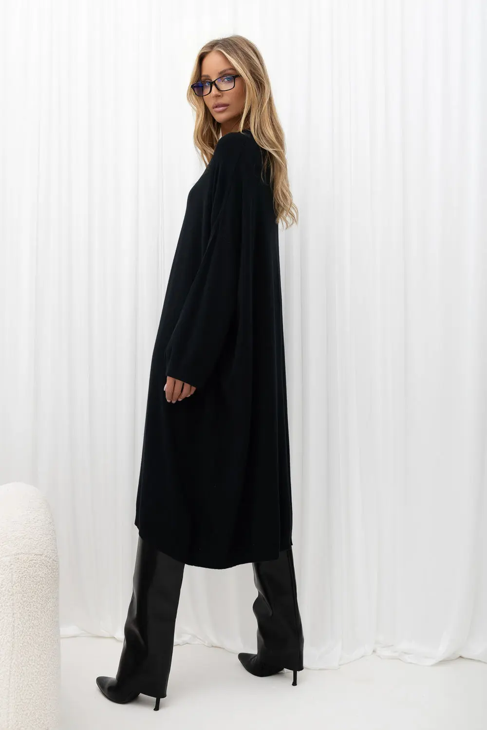 Robe pull oversize noire à manches longues – Image 2