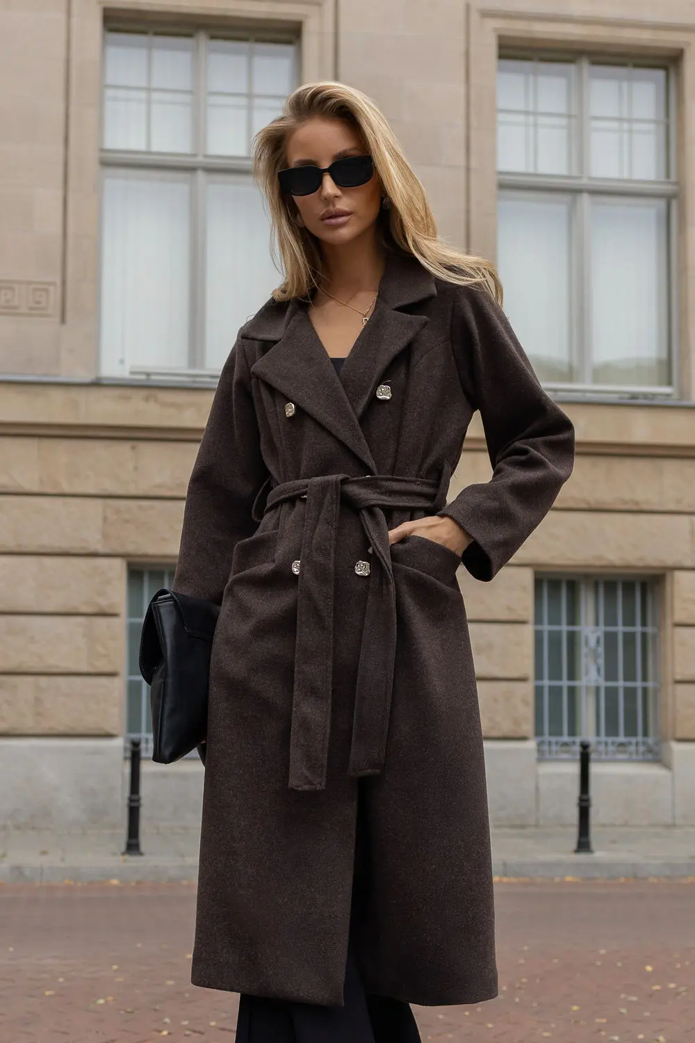Manteau brun à double boutonnage