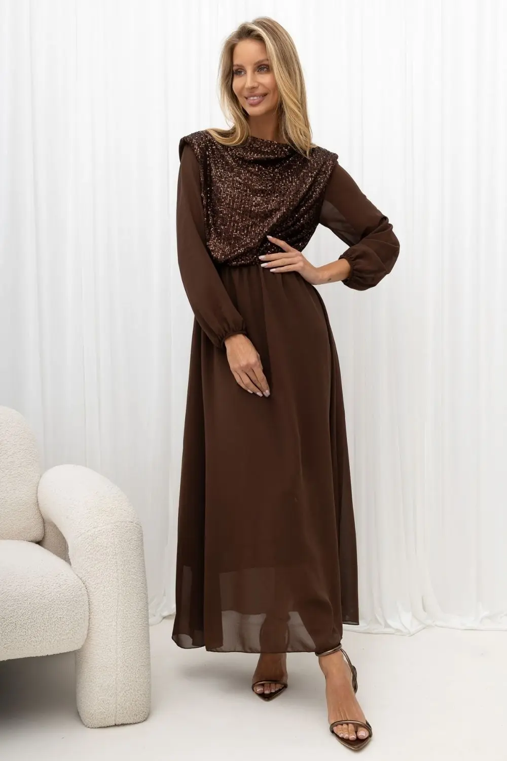 Robe de soirée longue évasée brune – Image 3