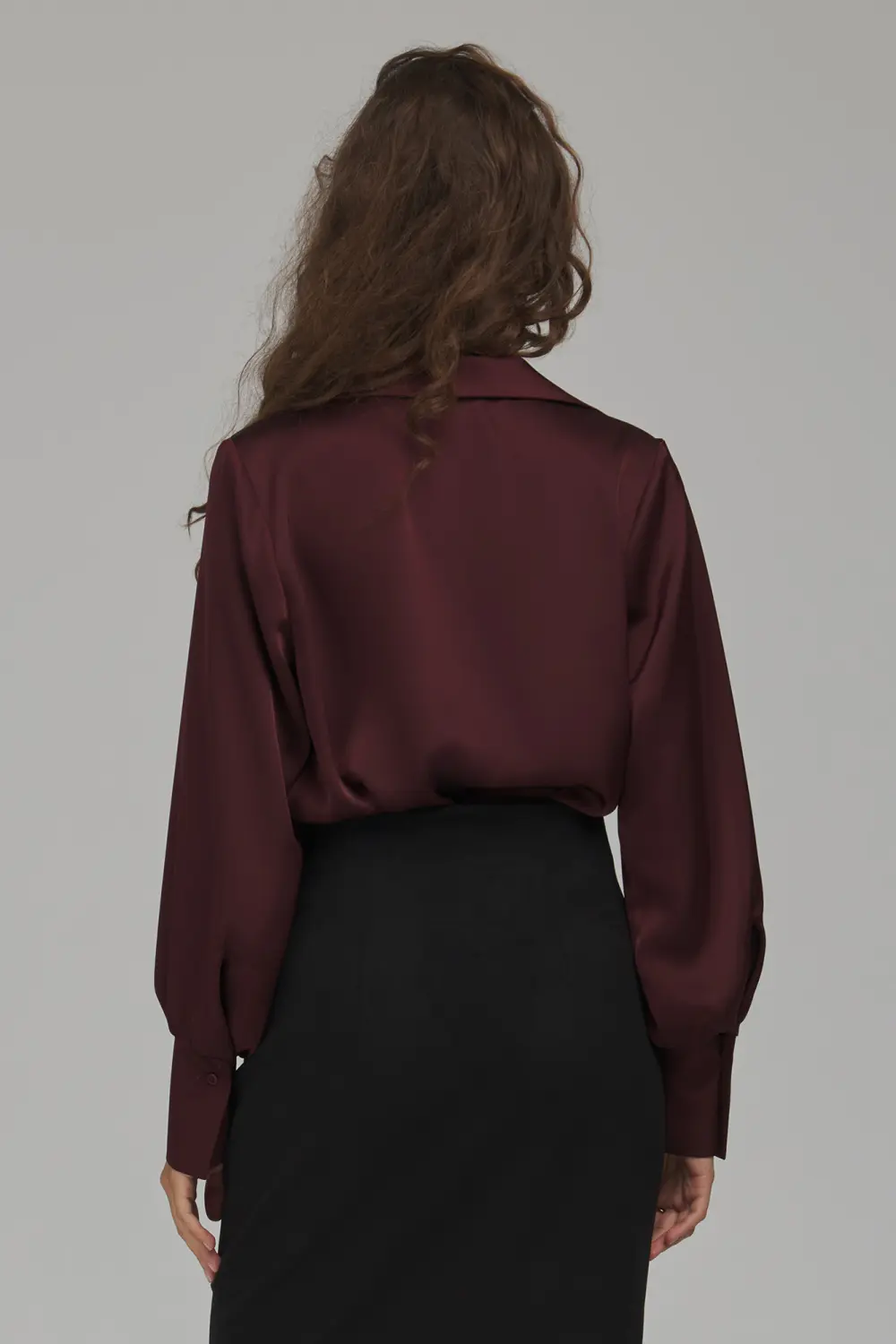Chemisier rouge en satin – Image 3