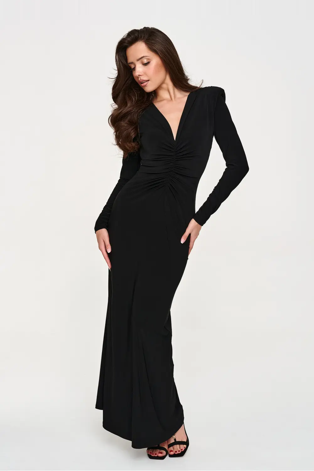 Robe longue noire à manches longues