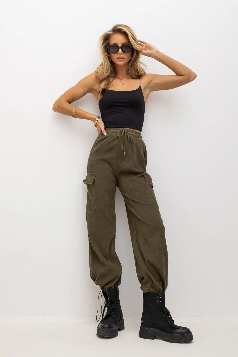 Pantalon vert en velours côtelé – Image 2