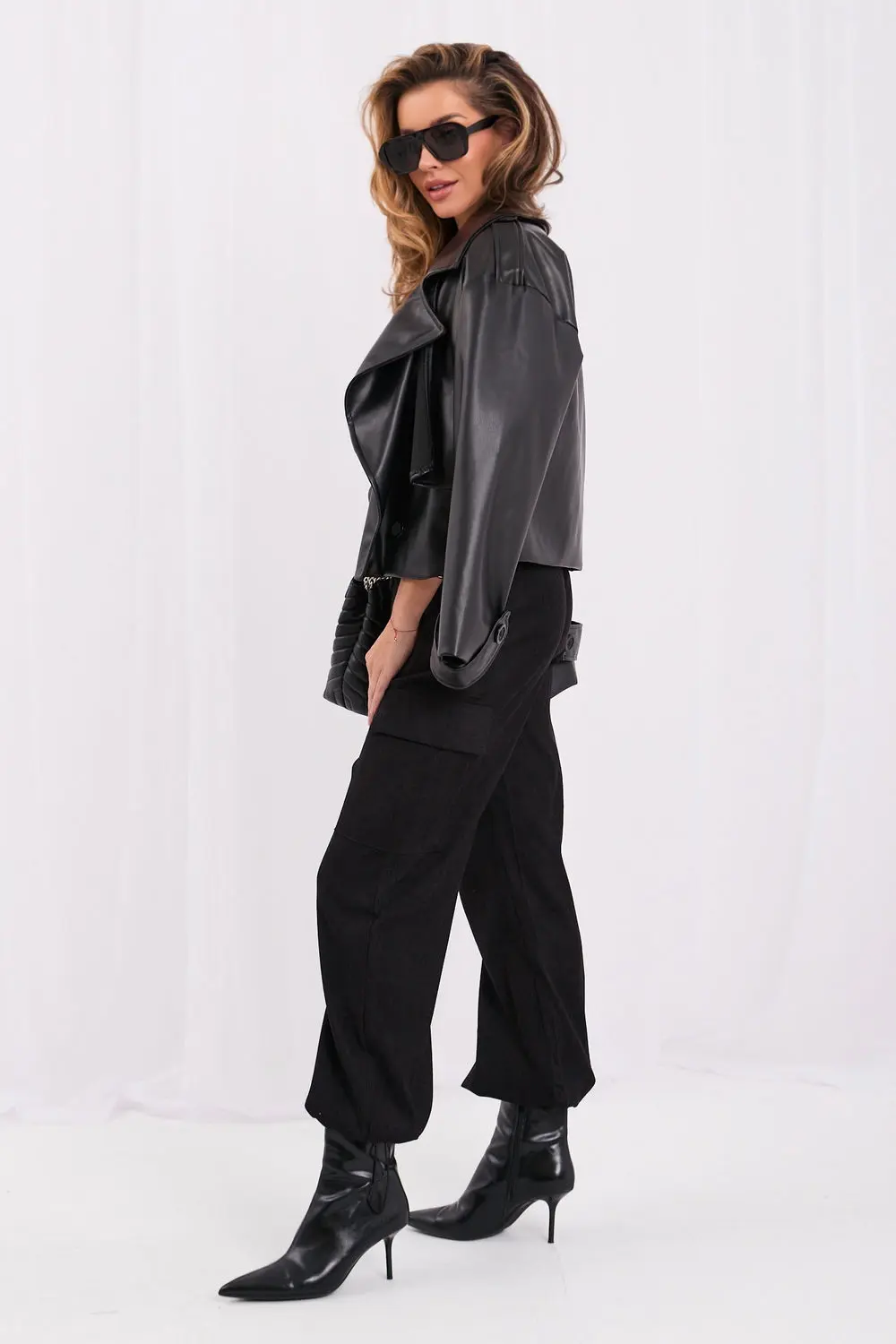 Pantalon noir en velours côtelé – Image 3