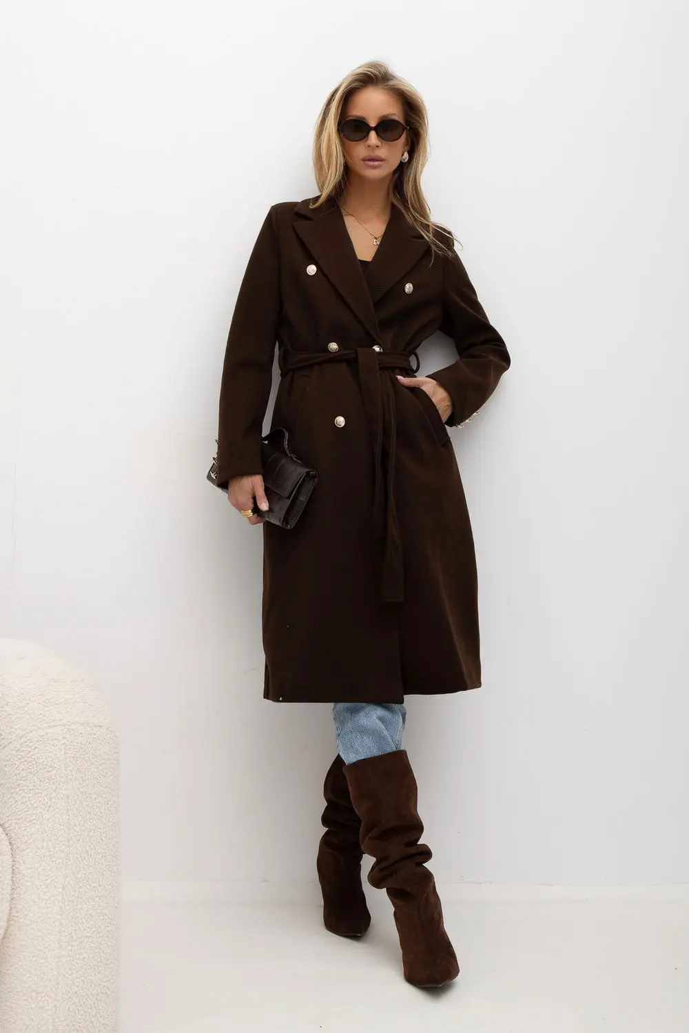 Manteau brun à double boutonnage