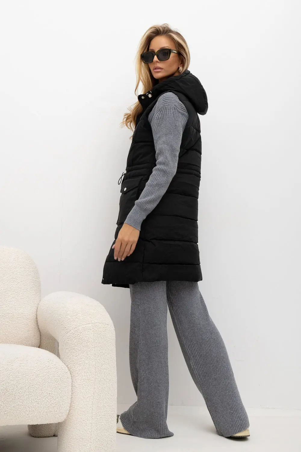 Gilet matelassé noir à capuche – Image 2
