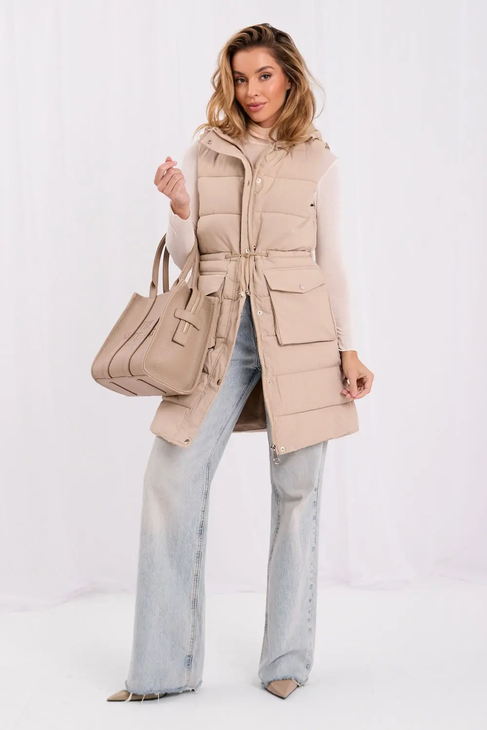 Gilet matelassé beige à capuche – Image 2