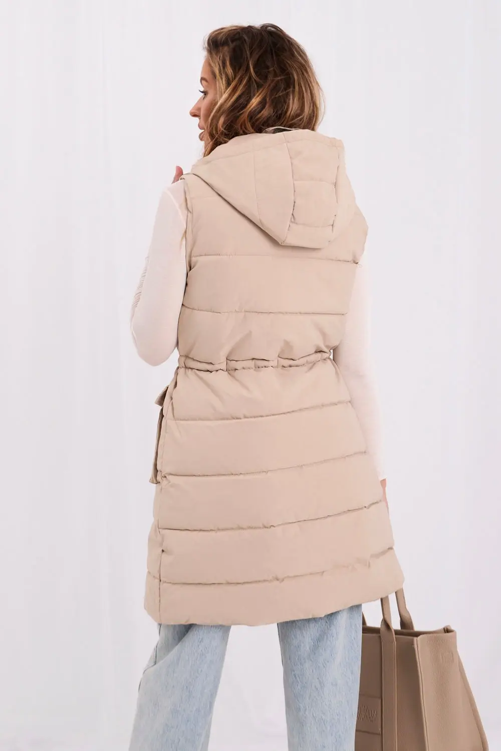 Gilet matelassé beige à capuche – Image 3