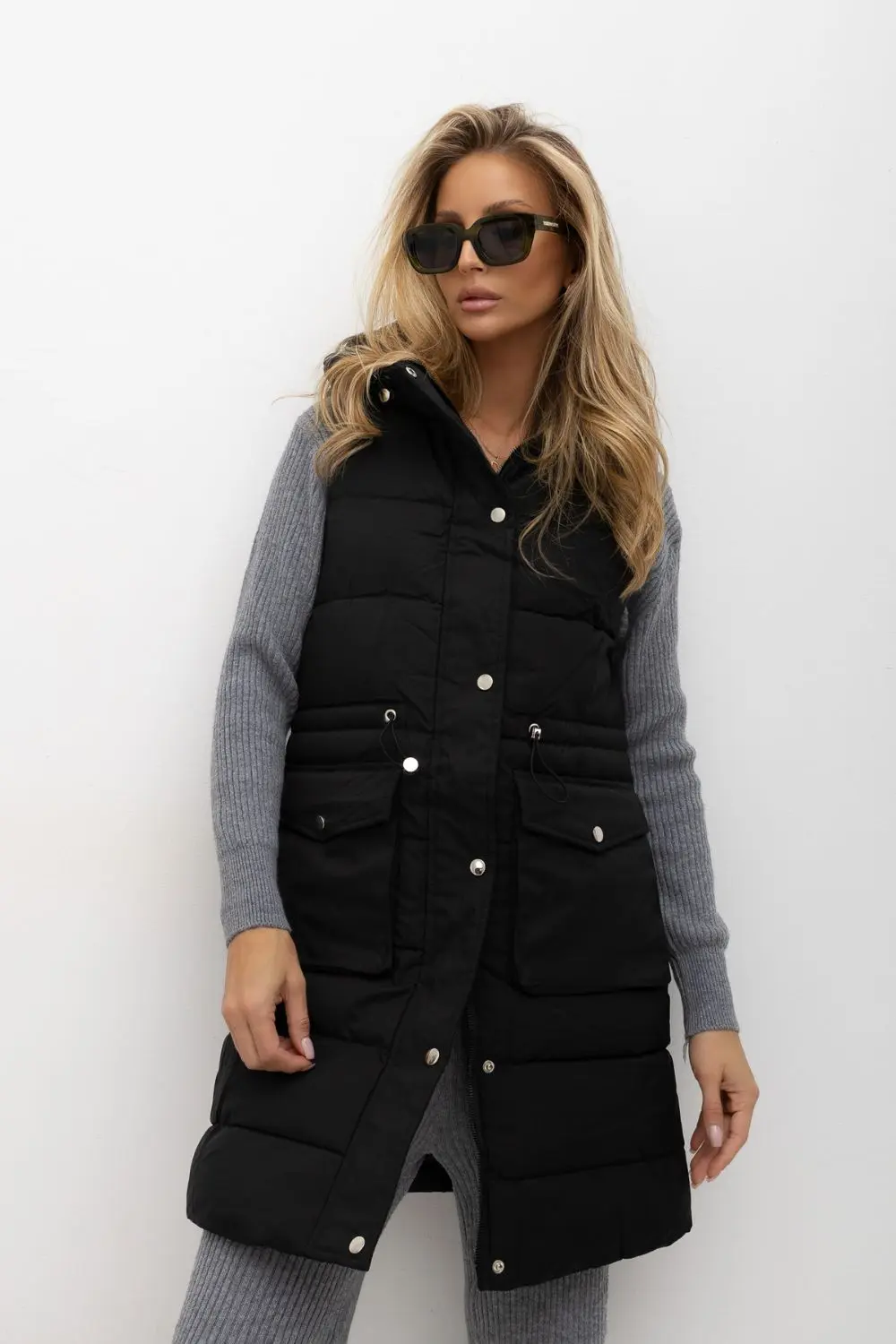 Gilet matelassé noir à capuche – Image 3