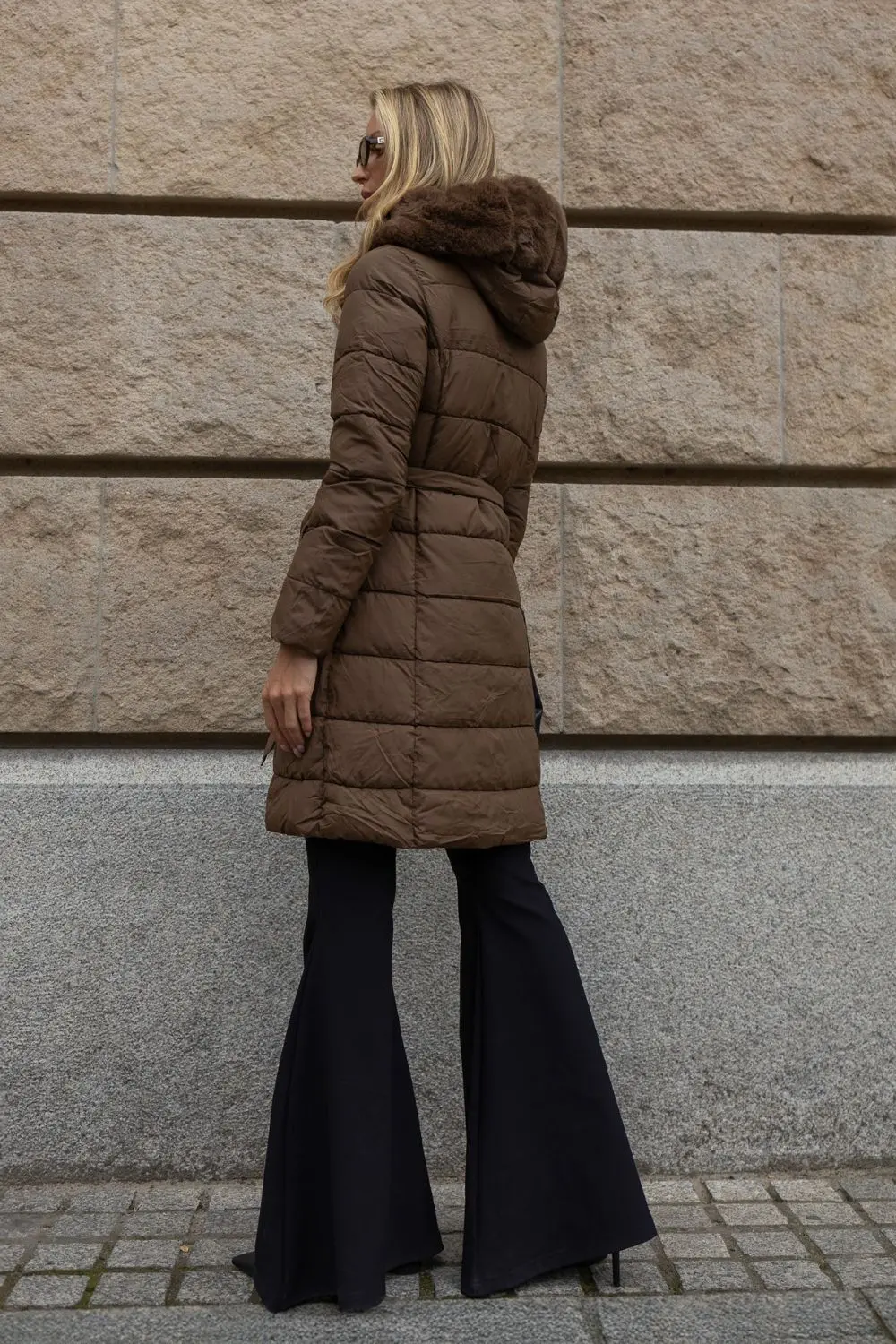 Veste matelassé brune à capuche – Image 2