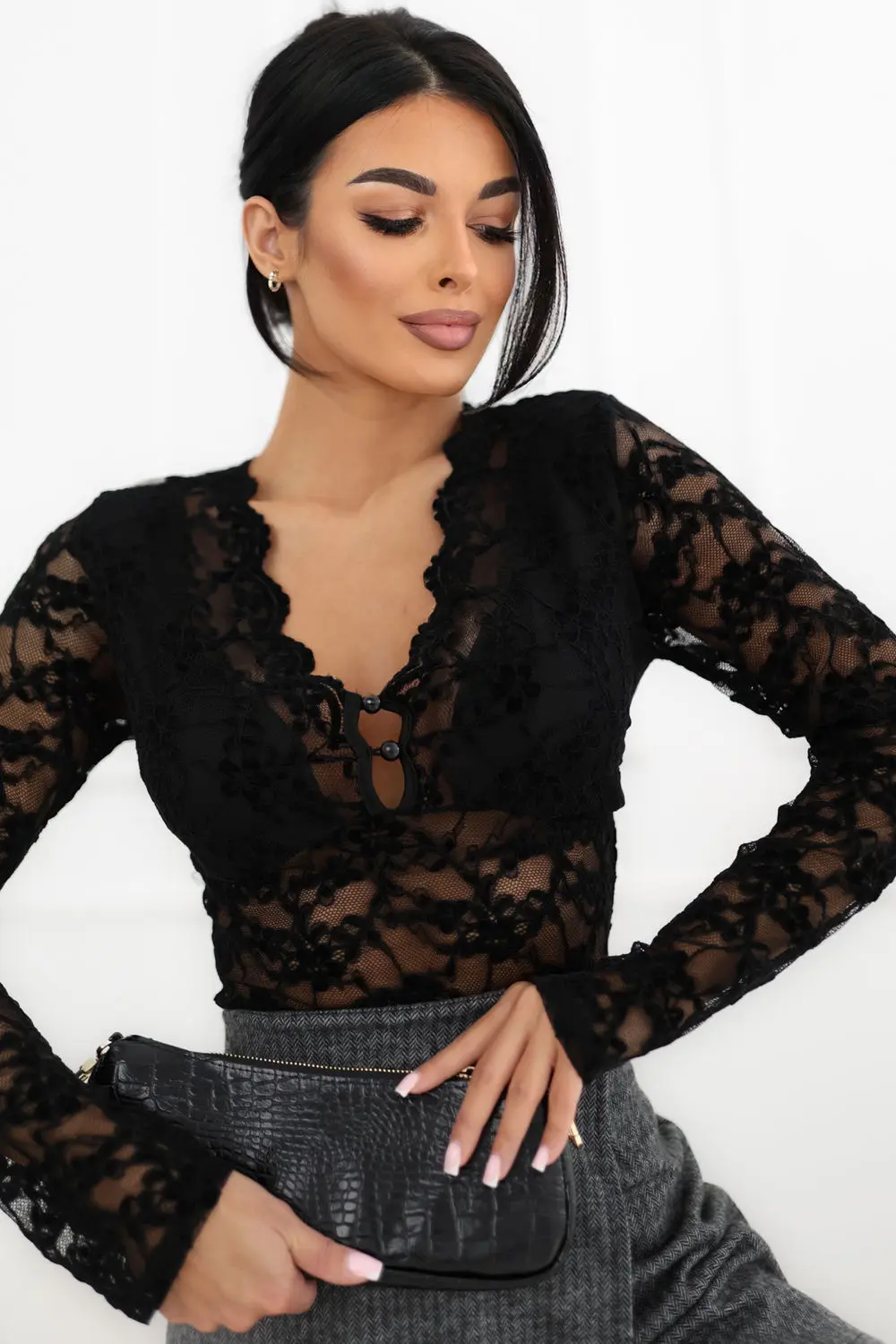 Chemisier court col V noir en dentelle