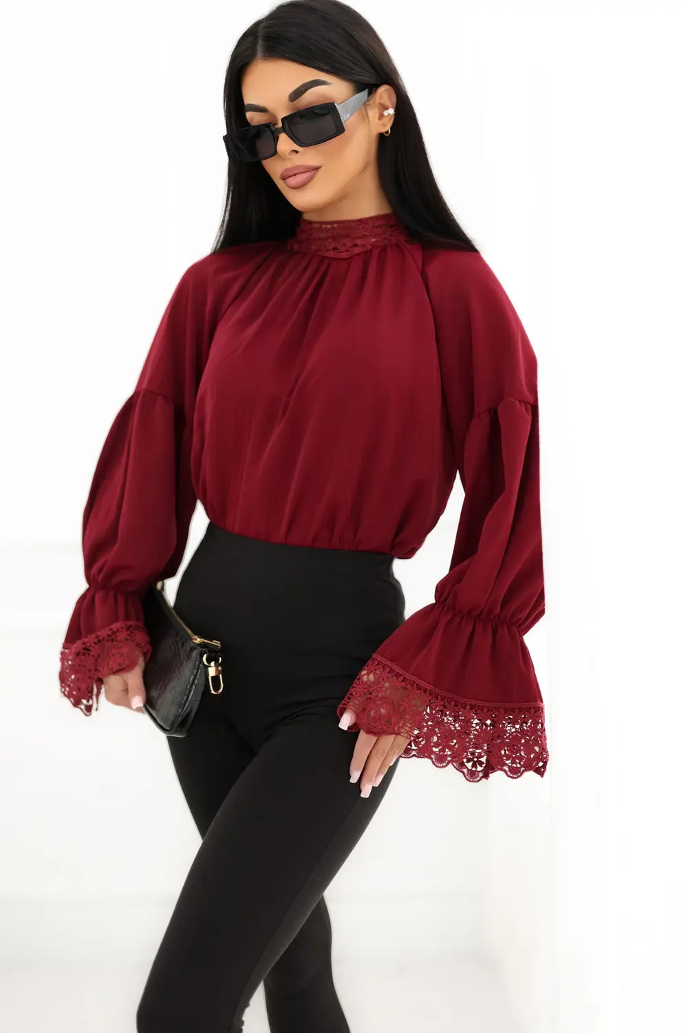 Chemisier rouge en dentelle