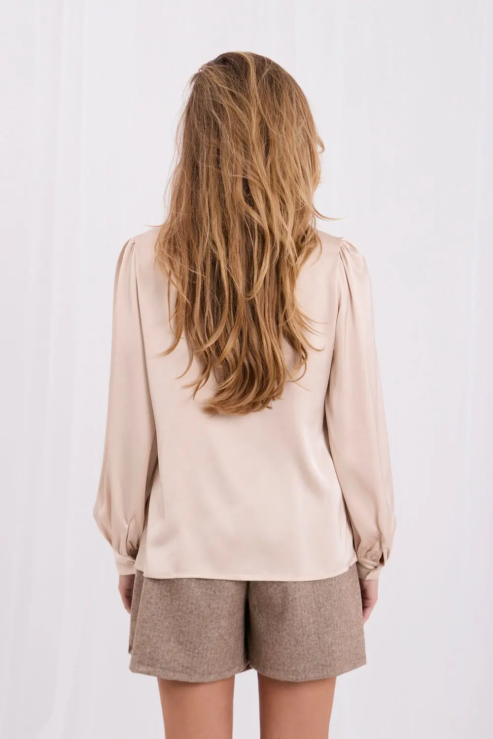 Chemisier col V beige à manches bouffantes – Image 2