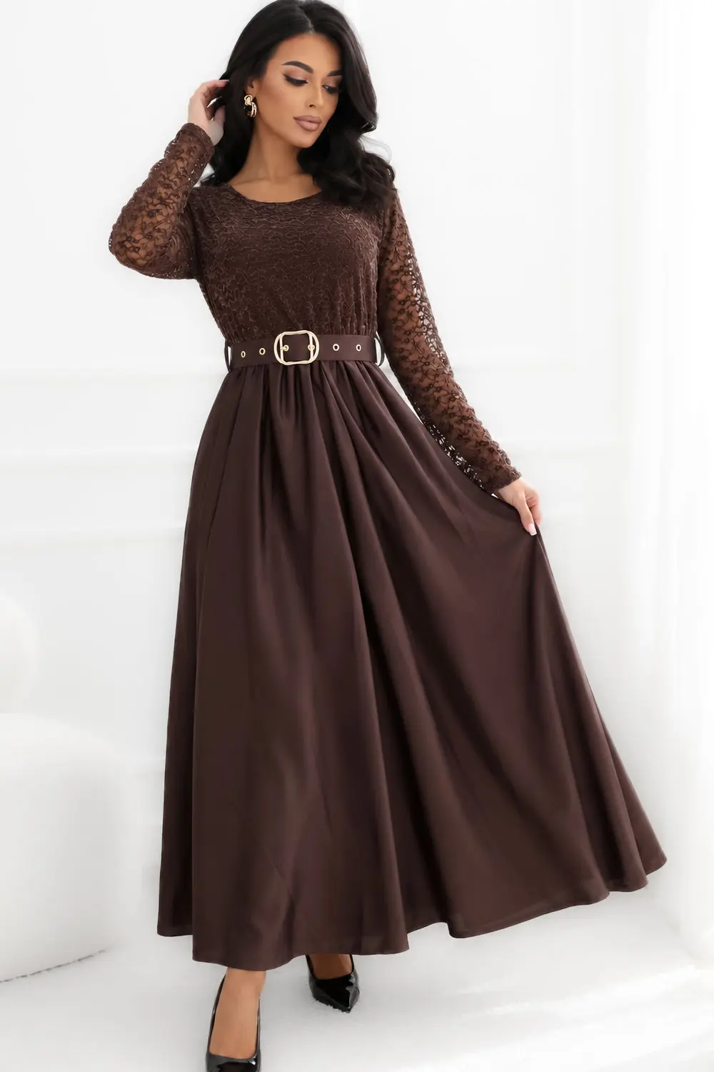 Robe longue évasée brune en dentelle – Image 2