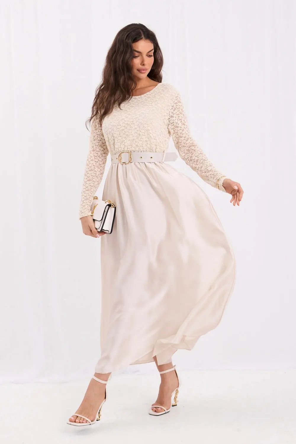 Robe longue évasée beige en dentelle