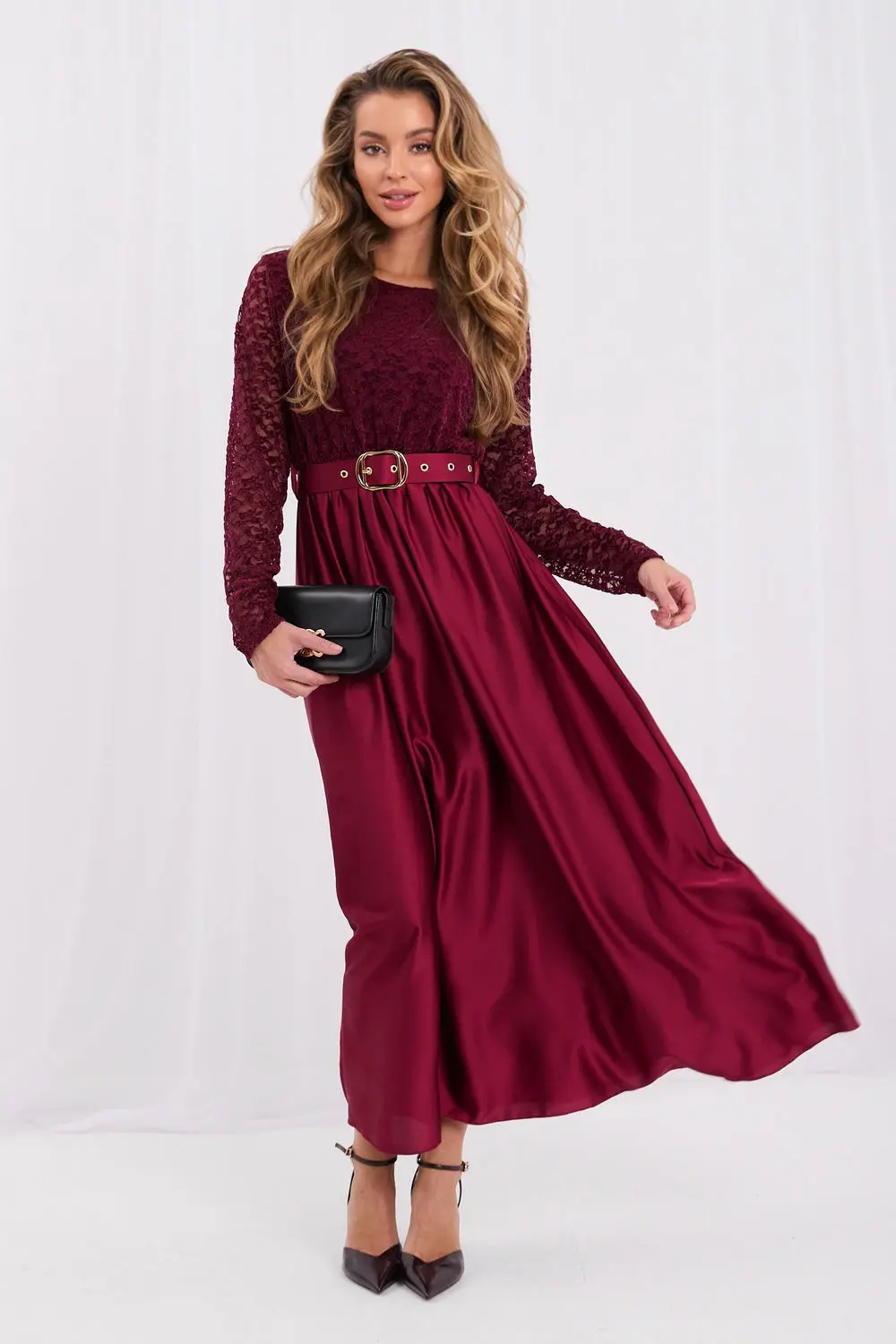 Robe longue évasée rouge en dentelle