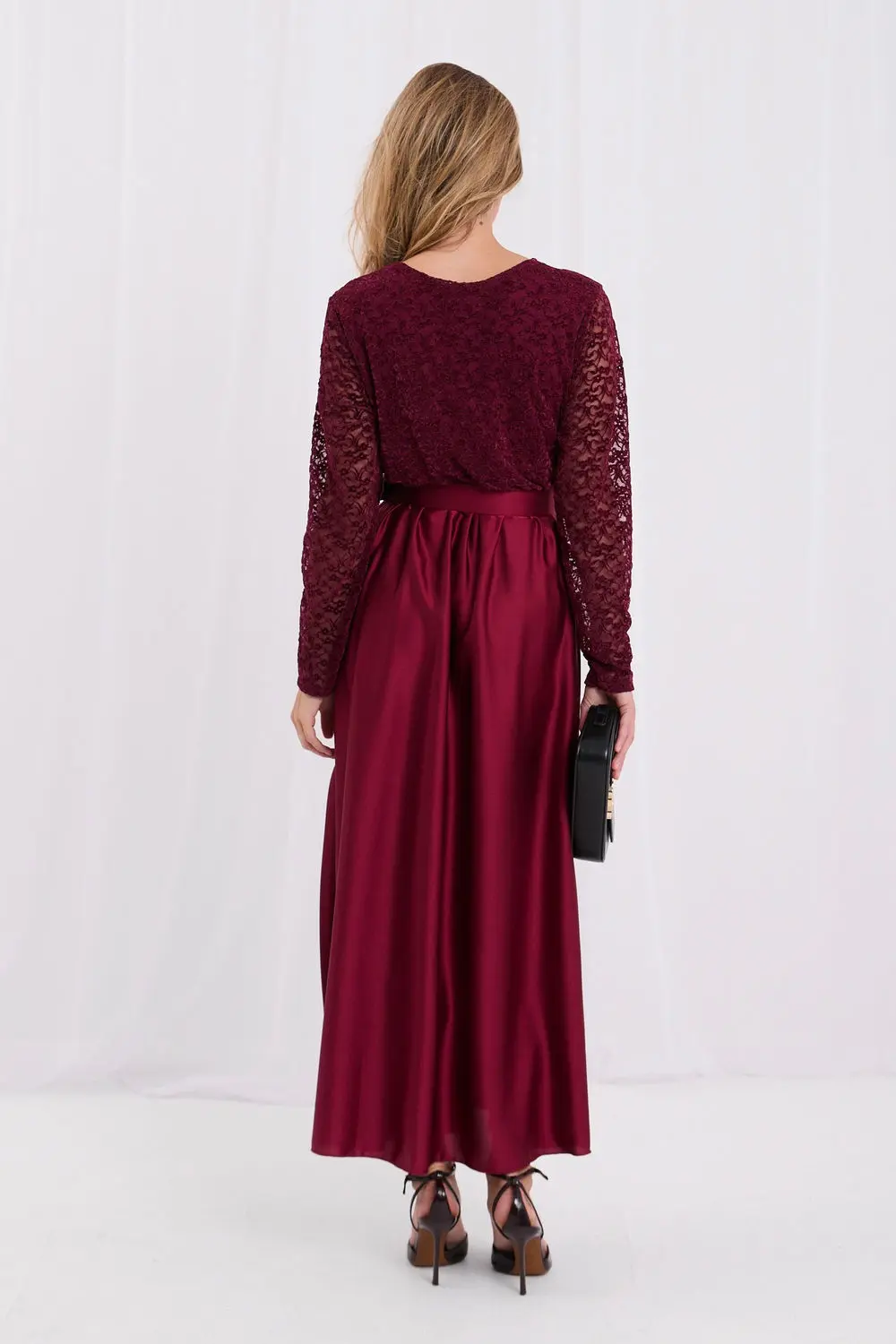 Robe longue évasée rouge en dentelle – Image 2
