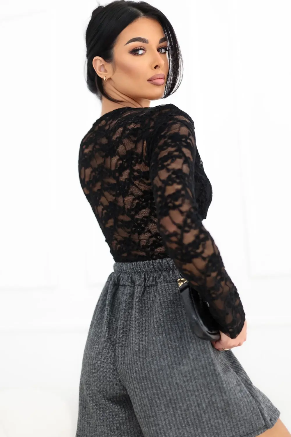 Chemisier court col V noir en dentelle – Image 3
