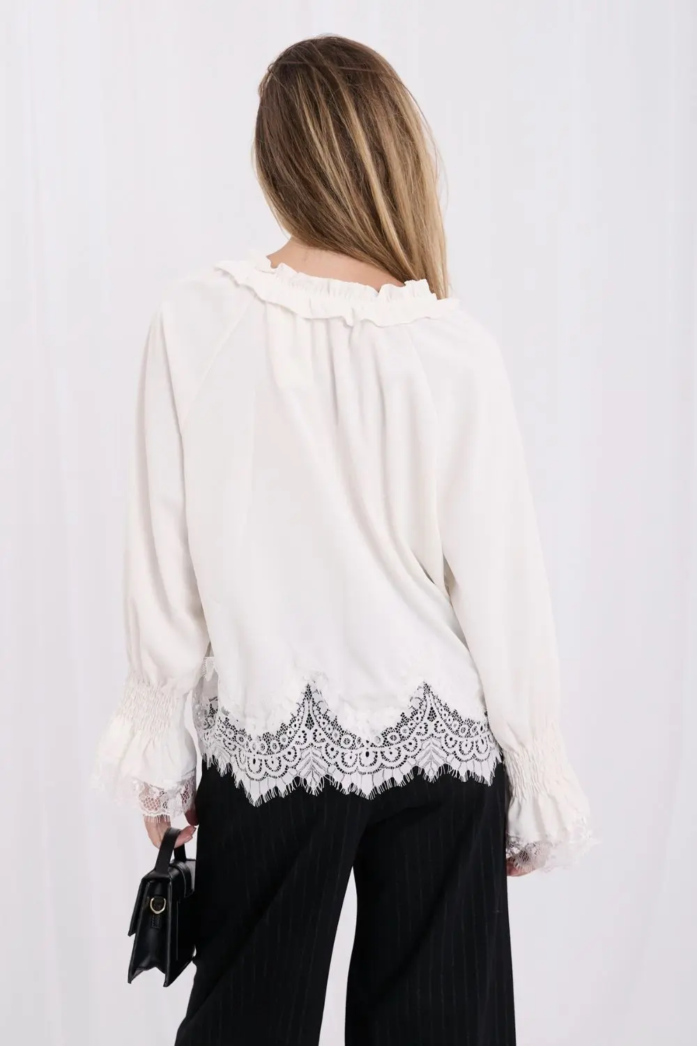 Chemisier col V beige en dentelle – Image 3