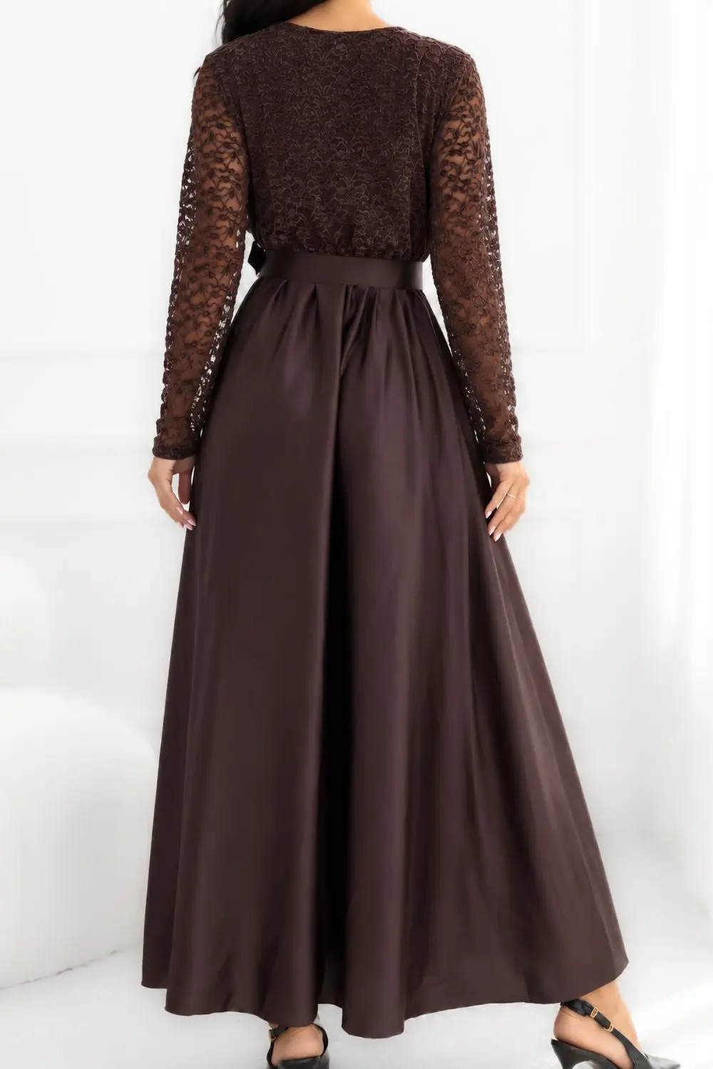 Robe longue évasée brune en dentelle – Image 3