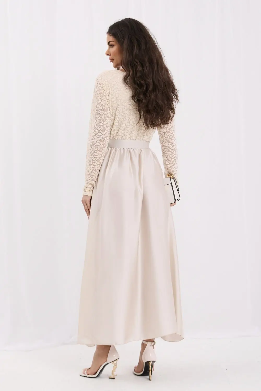 Robe longue évasée beige en dentelle – Image 3