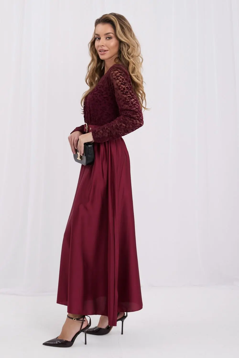 Robe longue évasée rouge en dentelle – Image 3