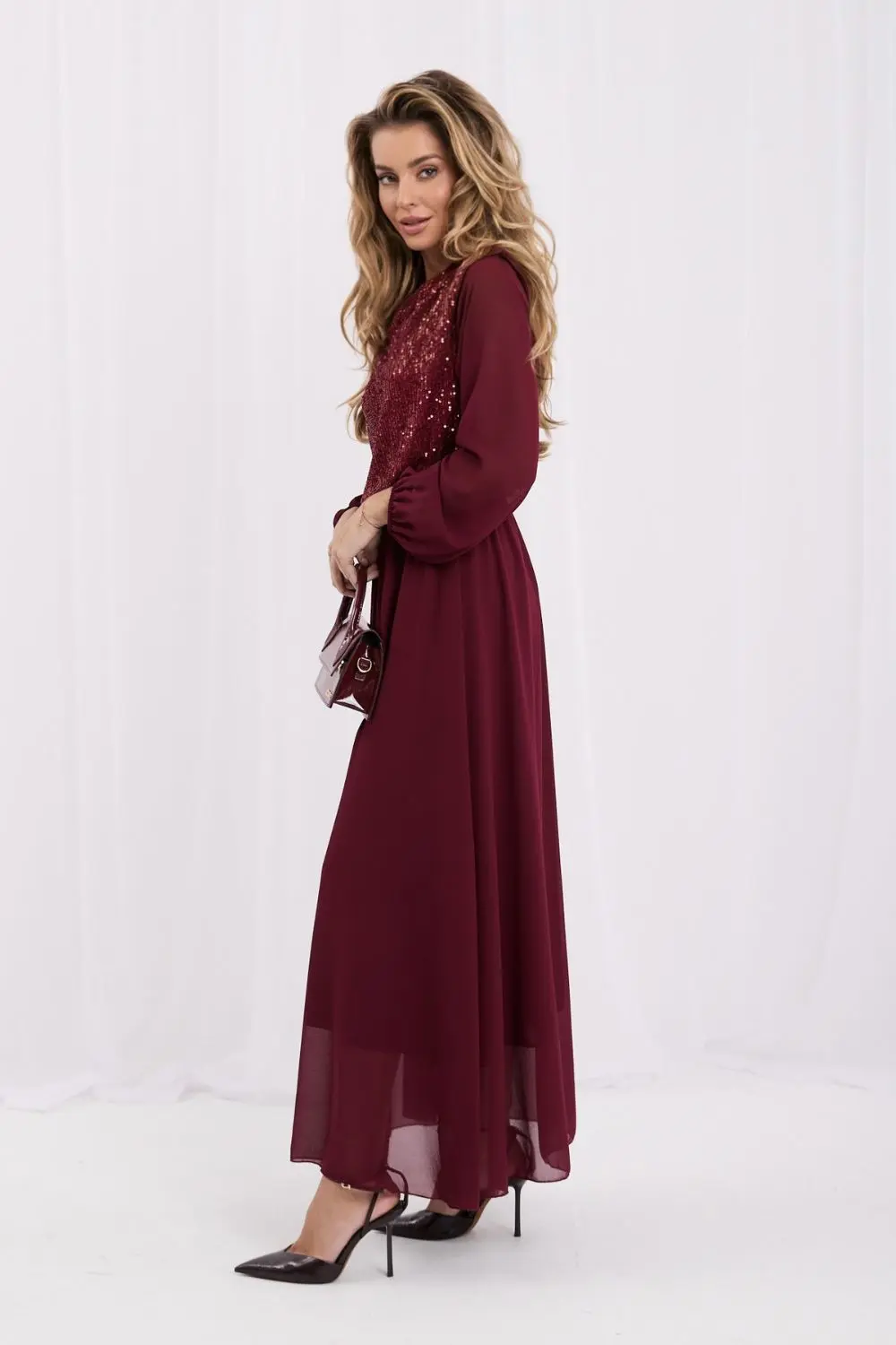Robe longue évasée rouge à sequins – Image 2