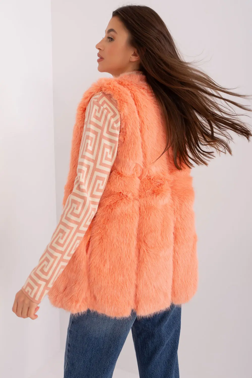 Gilet en fausse fourrure orange – Image 3