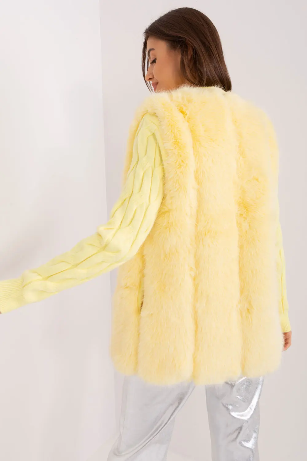 Gilet en fausse fourrure jaune – Image 3