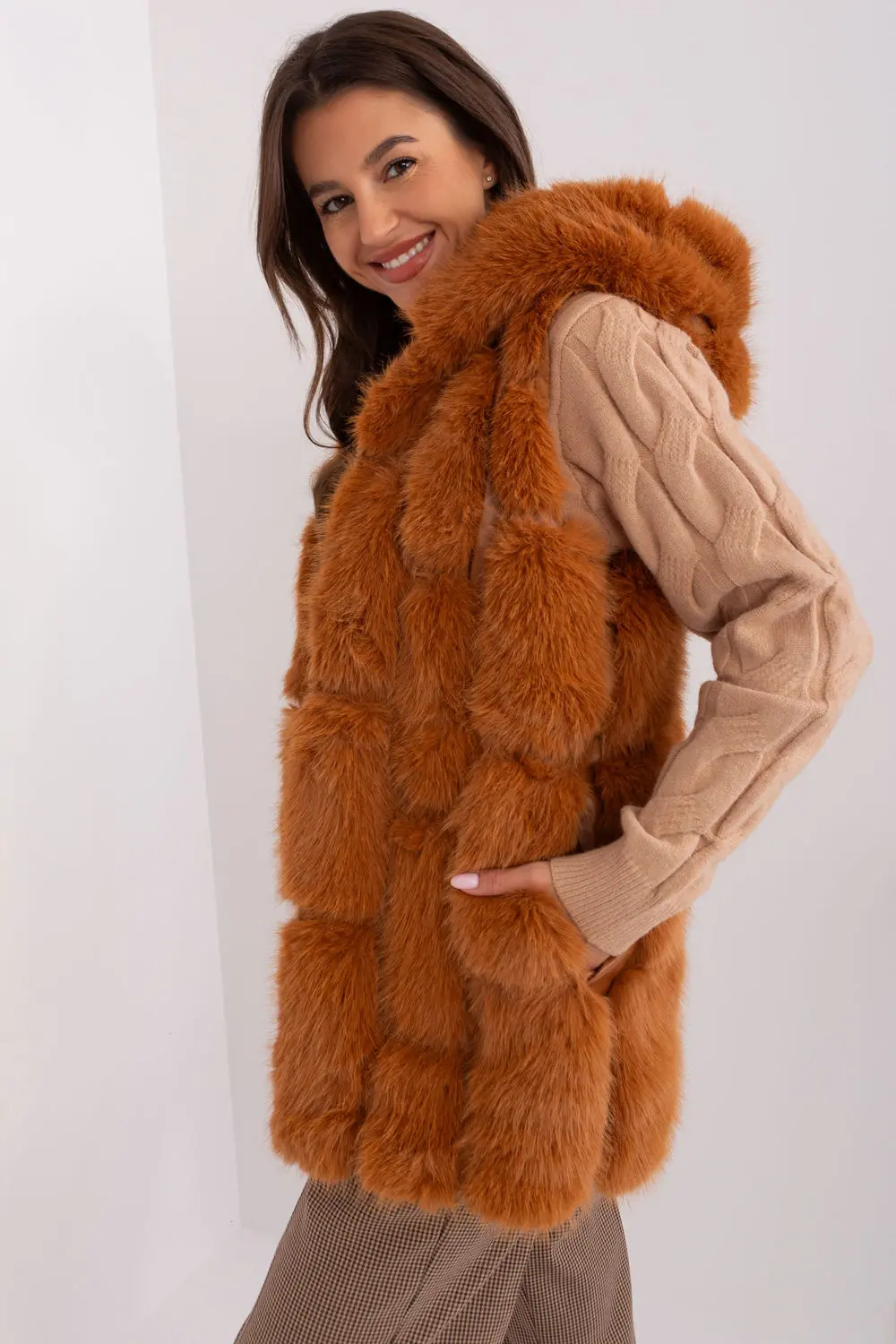 Gilet en fausse fourrure brun à capuche – Image 3