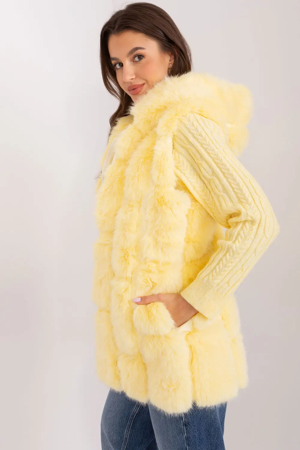 Gilet en fausse fourrure jaune à capuche – Image 2
