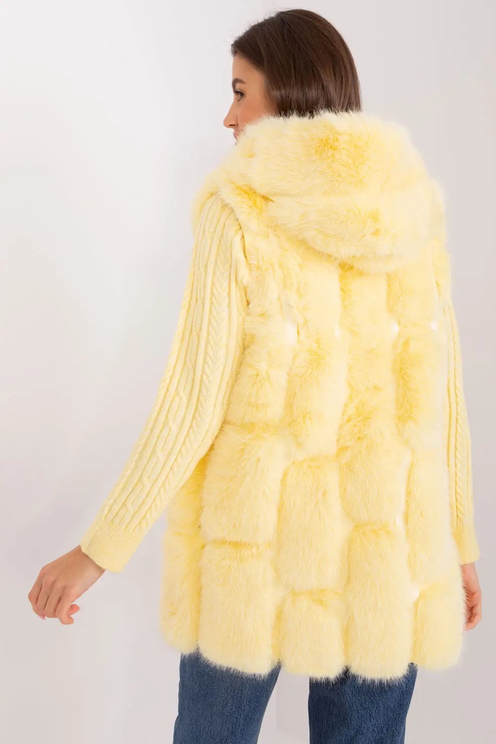 Gilet en fausse fourrure jaune à capuche – Image 3