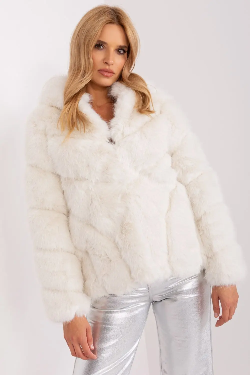 Veste en fausse fourrure beige à capuche