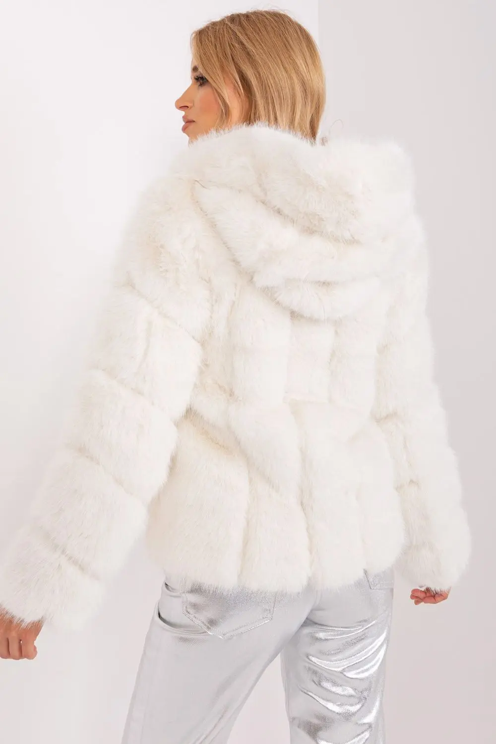 Veste en fausse fourrure beige à capuche – Image 3