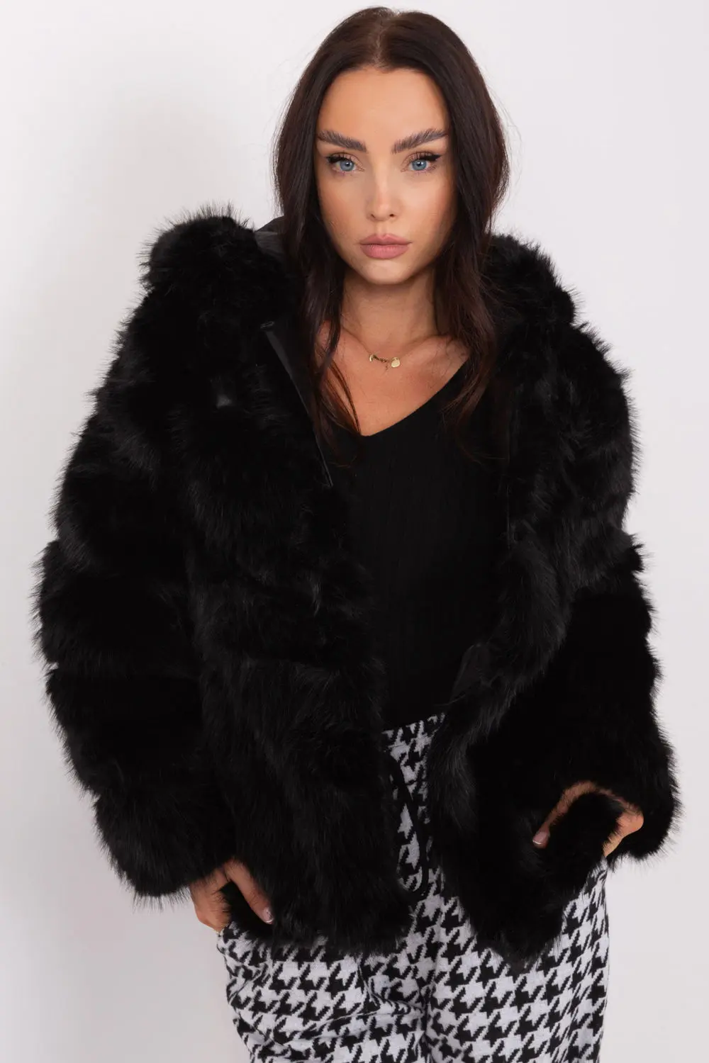 Veste en fausse fourrure noire à capuche
