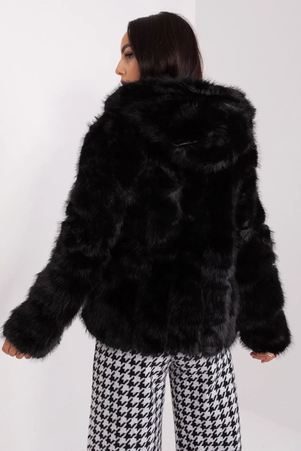 Veste en fausse fourrure noire à capuche – Image 3