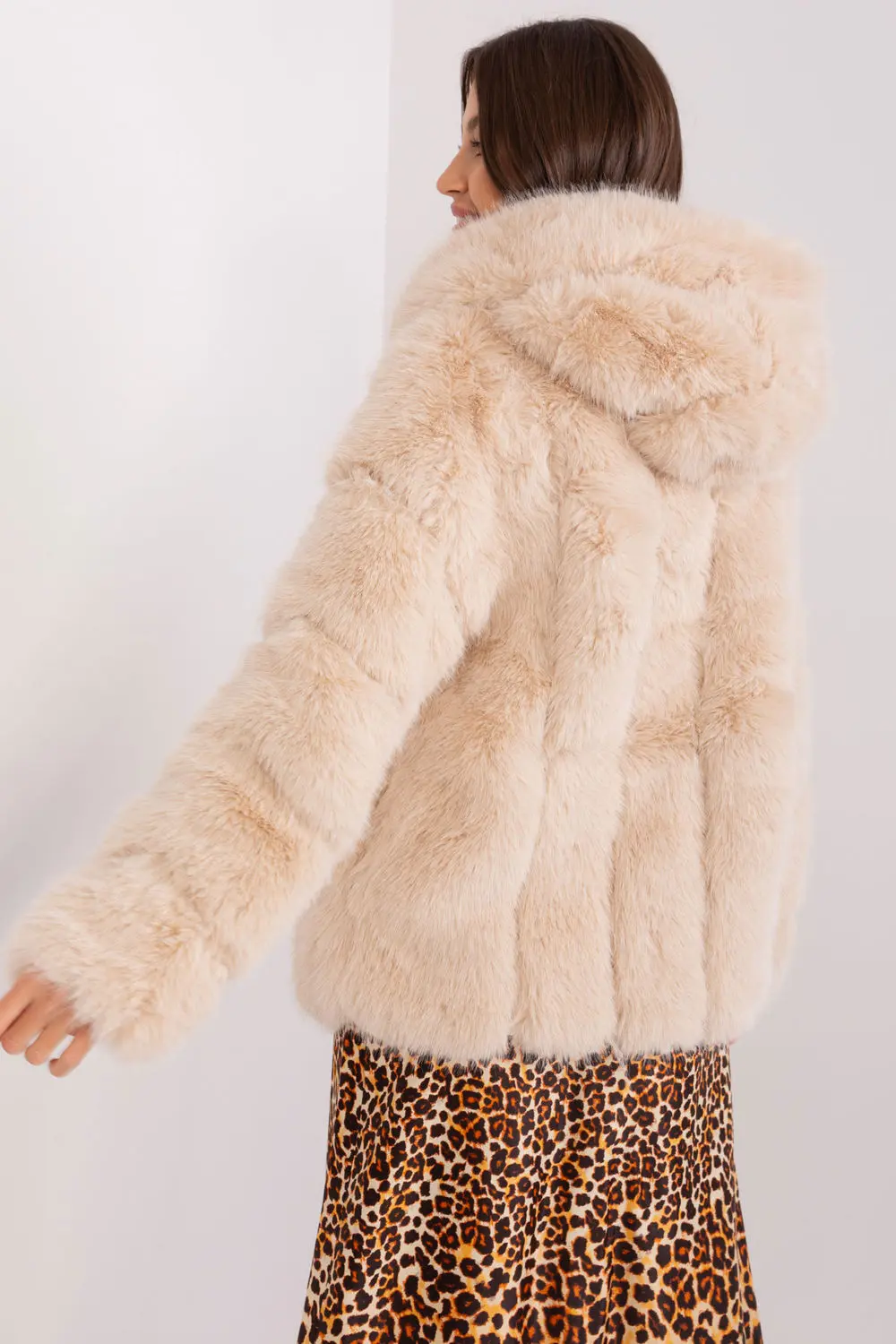 Veste en fausse fourrure beige à capuche – Image 3